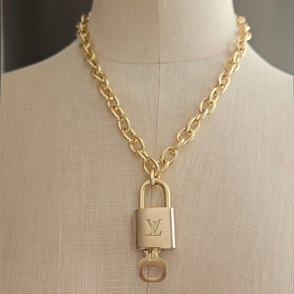 Authentic Louis Vuitton Lock & Key #302 w/Unbranded 18" 14k Gold Plated Necklace - Picture 1 of 8